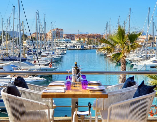 Mesa de restaurante en Dénia frente al Mediterráneo