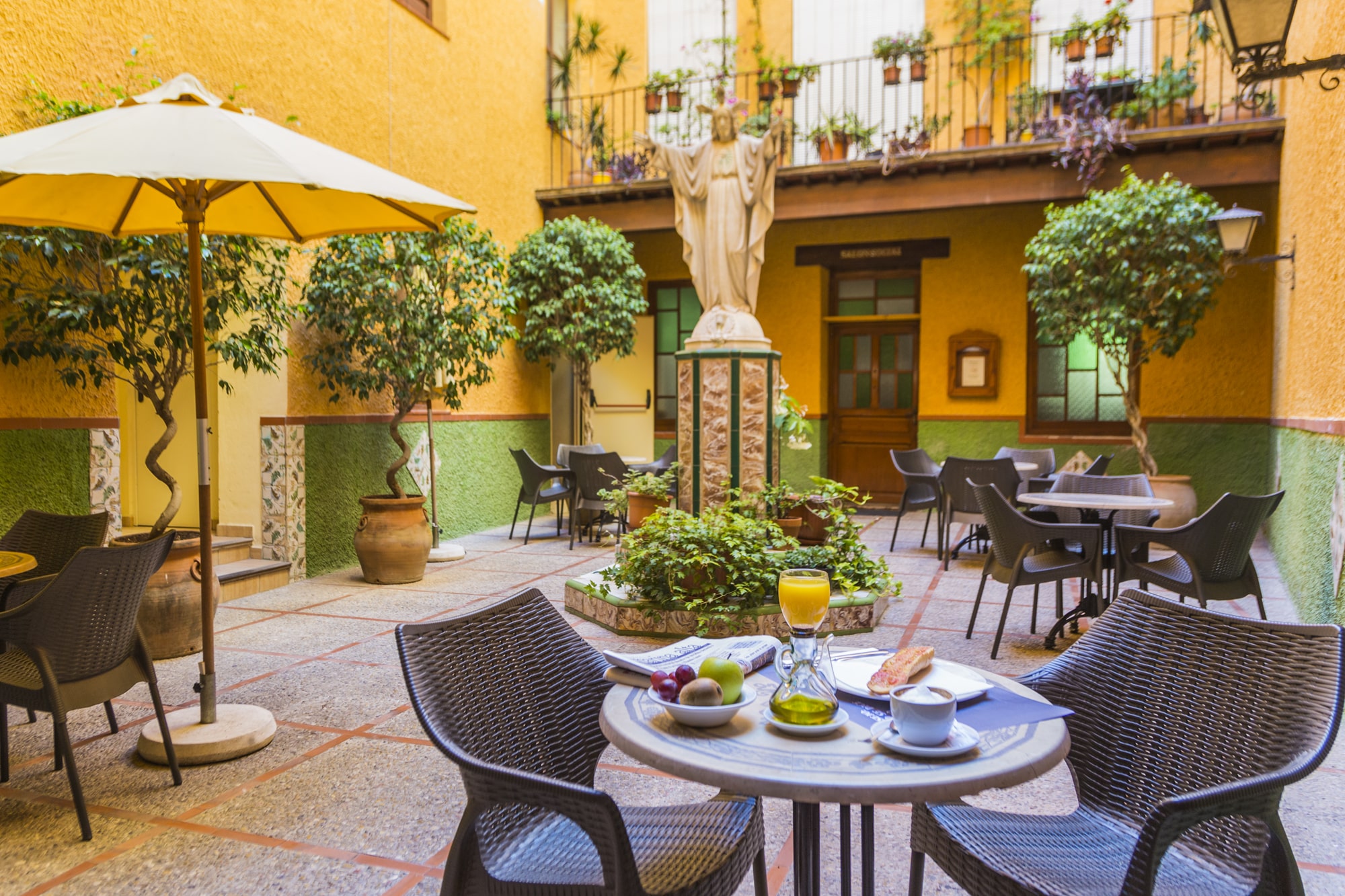 Patio del Hostal Loreto en Dénia