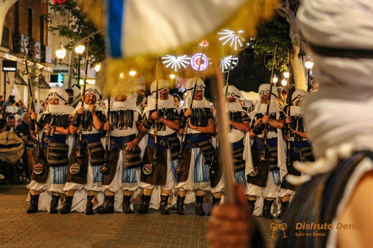 Desfile de Moros y Cristianos en Dénia de noche.