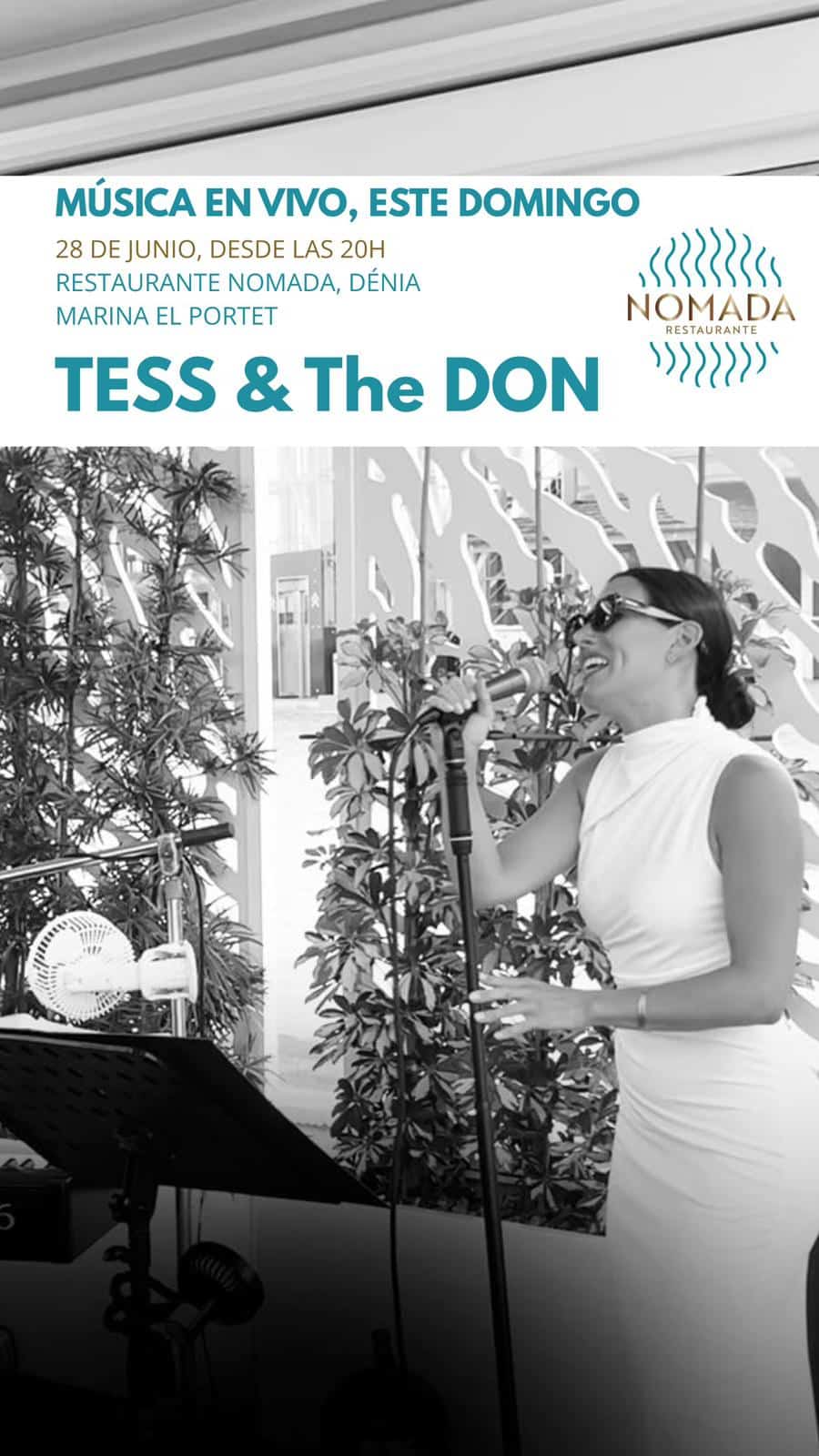 Cantante Tess actuando en vivo en restaurante Nómada Dénia