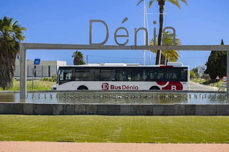 Autobús de Dénia frente al letrero urbano